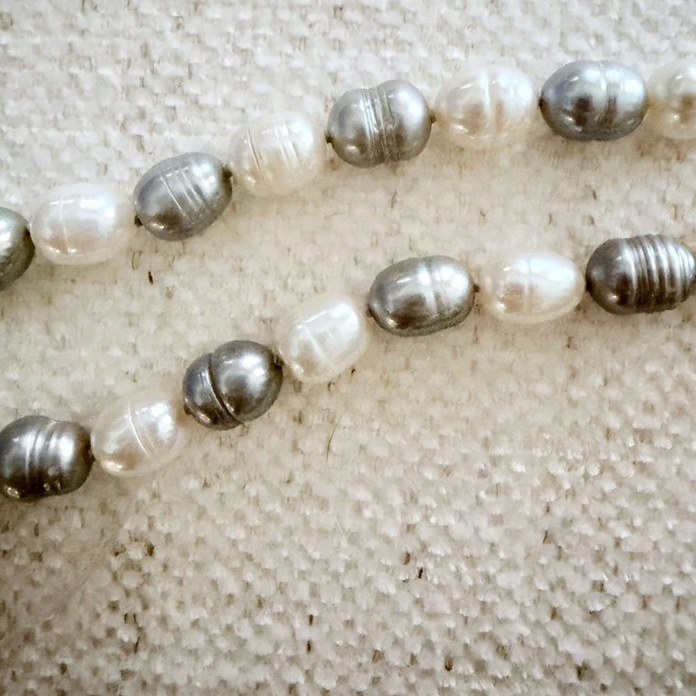 Elegant Faux Pearl Necklace - Picture 8 of 9